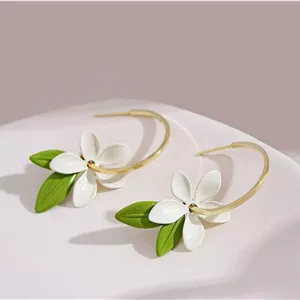 گوشواره زنانه طرح گل بابونه و برگ 