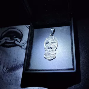 گردنبند فول نگین طرح ماسک دریل گنگ