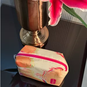 کیف آرایشی طرحدار زرد کلینیک