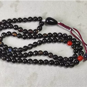 تسبیح عقیق سیاه با رگه های خاص