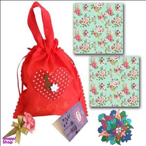 پک هدیه زیر لیوانی و گل سینه طرح فلورال کلاسیک رنگ آبی مجموعه 6 عددی