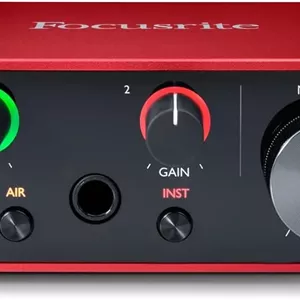 باندل کارت صدای USB Focusrite Scarlett Solo نسل 3 برای گیتاریست ها، خوانندگان یا تهیه کنندگان. صدایی با کیفیت استودیویی و تمام نرم افزاری که برای ضبط و آهنگسازی نیاز دارید