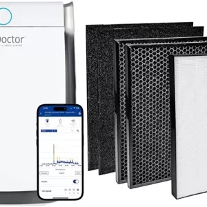 دستگاه تصفیه هوای هوشمند AIRDOCTOR 3500i برای اتاق نشیمن و اتاق خواب. دارای فیلتراسیون 3 مرحله ای با پیش فیلتر، UltraHEPA، کربن/VOC. ذرات را 100 برابر کوچکتر از استاندارد HEPA جذب می کند (AirDoctor 3500i Smart) به همراه بسته فیلتر جایگزین 1 ساله شامل 1 UltraHEPA و 2 تله کربن/گاز با پیش فیلترهای متصل