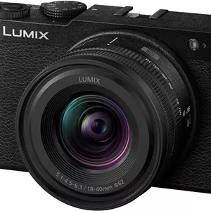 دوربین بدون آینه فول فریم پاناسونیک Lumix DC-S9NE-K مناسب ولاگ، 24.2 مگاپیکسل، فیلمبرداری 6K/4K، فوکوس خودکار تشخیص فاز 779 نقطه، تثبیت کننده تصویر، مشکی، همراه با لنز S-R1840E 18-40mm