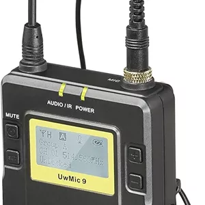 فرستنده بادی‌پک بی‌سیم دیجیتال UHF سارامونیک TX9 با 96 کانال به همراه میکروفون یقه‌ای (514 تا 596 مگاهرتز)