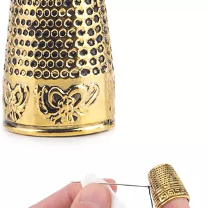 انگشتانه خیاطی BEADNOVA برای لحاف دوزی دستی، محافظ انگشت برای خیاطی، انگشتانه فلزی برای انگشتان، گلدوزی دستی، لحاف دوزی، کاردستی، ابزار خیاطی DIY (طلایی، 1 عدد)