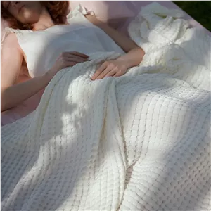 پتوی وافل خنک کننده بامبو Bedsure سایز کوئین - پتوهای سبک و تنفسی برای افراد گرمایی، پتوی نرم بهاری، رواندازهای لوکس پنبه ای برای تخت، مبل و کاناپه، سفید، 228x228 سانتی متر