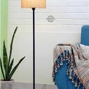 چراغ ایستاده با طراحی مینیمالیستی مبلمان Crosscut (آباژور کنفی)