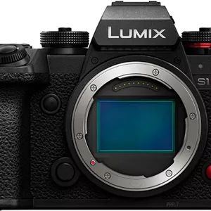 دوربین بدون آینه فول فریم پاناسونیک LUMIX S1IIE، 24 مگاپیکسل، Cs4K 60p فول فریم، فیلمبرداری 6K 30p Open Gate، لرزشگیر فعال، ضبط 4:2:2 10 بیتی، L-Mount، DC-S1M2ES - فقط بدنه