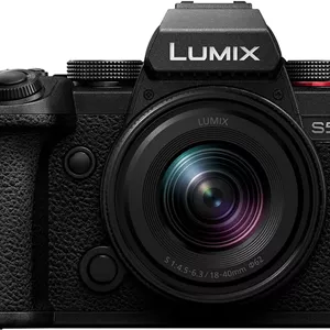 دوربین فول فریم بدون آینه پاناسونیک DC-S5M2NE، 4K 60p و 6K 30p، فوکوس خودکار هیبریدی فازی با 779 فیلد، لرزشگیر فعال، منظره یاب OLED، مانیتور انعطاف پذیر، Wi-Fi، با لنز S-R1840E 18-40mm، مشکی