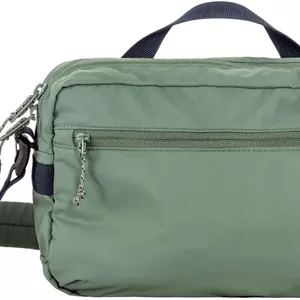 کیف رودوشی ساده Fjallraven High Coast برای لوازم ضروری کوچک. حمل آسان روی شانه یا با دست، مناسب برای سفر و استفاده روزمره. ساخته شده از G-1000 HeavyDuty Eco S با پایه لایه دار و نایلون بازیافتی در داخل. هم محفظه اصلی و هم جیب داخلی دارای زیپ هستند و همچنین یک جیب زیپ دار با دسترسی آسان در پشت کیف وج