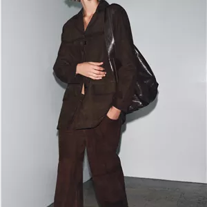 کت تک زنانه زارا WOMAN COLLECTION ساخته شده از چرم جیر ۱۰۰٪. دارای یقه برگردان و آستین بلند. جیب های جلوی وصله ای. لبه صاف. بست دکمه ای در جلو.