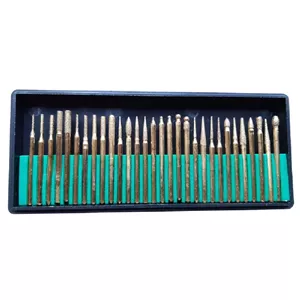 مجموعه 30 عددی فرز فرم مینیاتوری با دنباله 3 میلی متر، مناسب حکاکی روی شیشه و مواد سخت، دارای روکش تیتانیومی مقاوم در برابر سایش و قابل نصب روی دستگاه فرز انگشتی و خرطومی