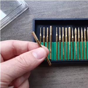 مجموعه 30 عددی فرز فرم مینیاتوری با دنباله 3 میلی متر، مناسب حکاکی روی شیشه و مواد سخت، دارای روکش تیتانیومی مقاوم در برابر سایش و قابل نصب روی دستگاه فرز انگشتی و خرطومی