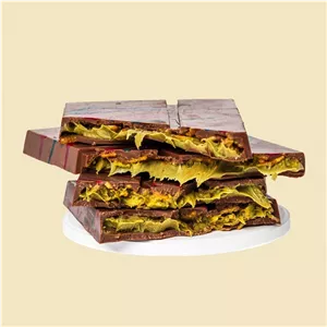 شکلات دبی تخته ای با مغز پسته و چیپس عمان وکا 125گرم VOCCA