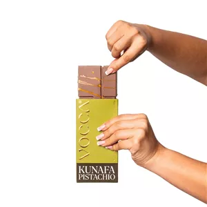 شکلات دبی تخته ای با مغز پسته و کنافه وکا 125گرم VOCCA