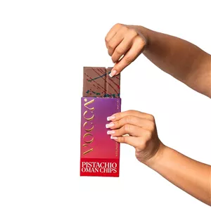 شکلات دبی تخته ای با مغز پسته و چیپس عمان وکا 125گرم VOCCA