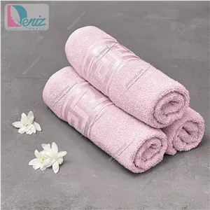 حوله دستی بسته سه عددی طرح ورساچه صورتی روشن
