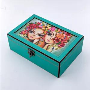 جعبه دمنوش چوبی سبز آبی با تصویر دو چهره هنری و گل‌های رنگارنگ