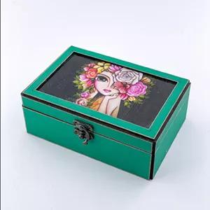 جعبه دمنوش چوبی سبز با تصویر زن و تاج گل – سبک هنری و کلاسیک