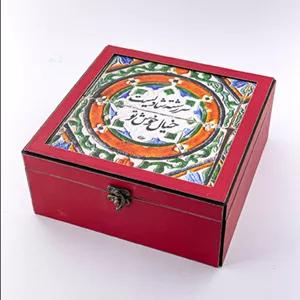جعبه دمنوش چوبی قرمز با طرح گل‌دار و دعای خوشنویسی سررشته ی شادیست خیال خوش تو