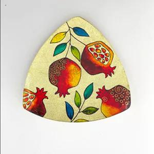 بشقاب دیوارکوب سه گوش طرح انار با ورق طلا و رزین – هنری و دست‌ساز