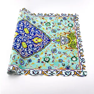 رانر و رومیزی سنتی با زمینه آبی فیروزه ای و نقوش گل‌دار و هندسی