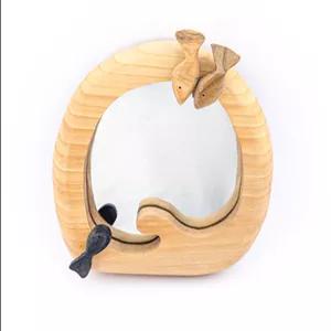 آینه قاب چوبی با ماهی‌های چوبی الهام‌گرفته از داستان ماهی سیاه کوچولو | دکوراسیون هنری و پرمعنا