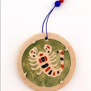 آویز دکوراتیو خشتی و سفالی لعاب‌دار با طرح ویژه ماه آبان – هنر دست ایرانی