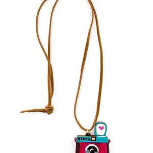 گردنبند چوبی دست‌ساز طرح دوربین عکاسی