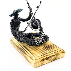 مجسمه دست‌ساز کمانچه‌نواز با مفتول فلزی – تجسم موسیقی در حرکت هنری