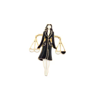 سنجاق سینه بانوی عدالت با نماد ترازو