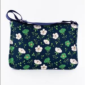 کیف دستی زنانه مخملی با طرح شکوفه‌های سفید روی زمینه سرمه‌ای – زیپ‌دار، خوش‌دست و مناسب برای استفاده روزمره