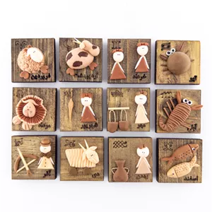 پک مگنت خمیری دست‌ساز روی چوب با نماد ماه های تولد