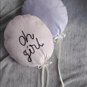 آویز دکوراتیو مخمل بادکنکی 2 عددی رنگ دلخواه با گلدوزی اسم کودک