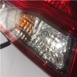 چراغ عقب شاهین روی گلگیر چپ کامل با لامپ و سیم سوکت (در حد نو)