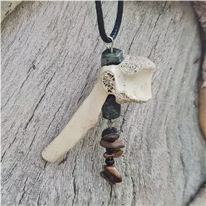 آویز استخوان و سنگ یشم و چشم ببر