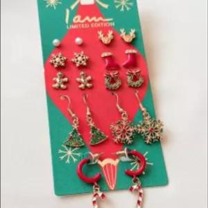 گوشواره میخی پک دار 6جفتی با آویز سه تایی کریسمسی - چند رنگ