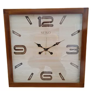 ساعت دیواری مربع ۷۰ سانتی چوبی قهوه‌ای داخل کرم مینیمال