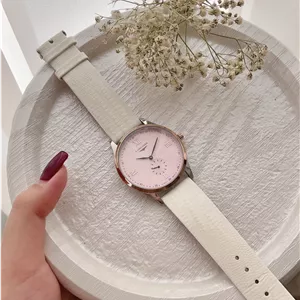 ساعت مچی زنانه ☑️LONGINES⌚️new collection        ♤لونجین  موتور زیرثانیه طرح یونانی موتور کوارتز  قفل سگکی بند چرم