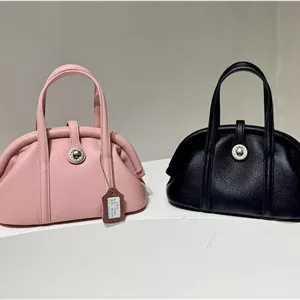 کیف چرم وارداتی طرح قفل آویز کد 6999
