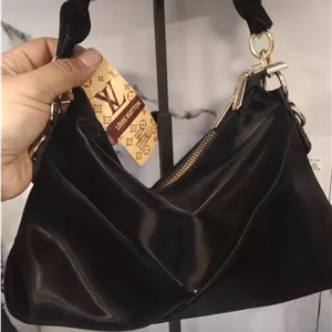 👜 برند: لویی ویتون (Louis Vuitton) – مدل هلالی لوکس 👜