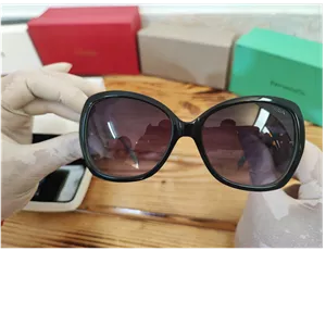 عینک آفتابی زنانه برند Versace –  ورساچ مدل قاب مشکی-سبز با جزئیات طلایی