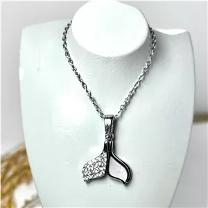 گردنبند پینترستی طرح شاپرک زنانه