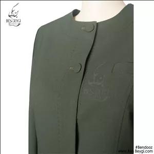 مانتو شلوار اداری سبز یقه گرد بانتو دوزی جیب سوم پارچه بزیاق قد 100 کد 22059