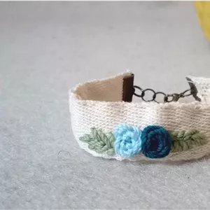 دستبند گلدوزی  گل رز آبی