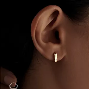 گوشواره طلا 18 عیار طرح تراش امگا