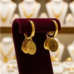 گوشواره طلای ۱۸ عیار سه پولکه مدل ورساچه – قفل بیخ گوشی | سحاب زر