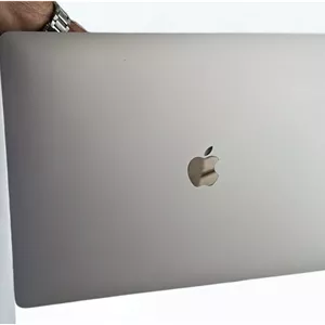 لپ‌تاپ مک‌بوک پرو 2019 با پردازنده i9-9880H، رم 64 گیگ، حافظه 512 گیگ SSD، گرافیک ATI 5500 با4 گیگ حافظه اختصاصی و صفحه نمایش 16 اینچ Touch Bar