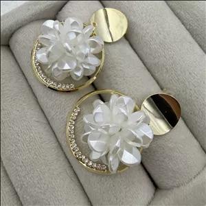 گوشواره گل با قاب گرد طلایی